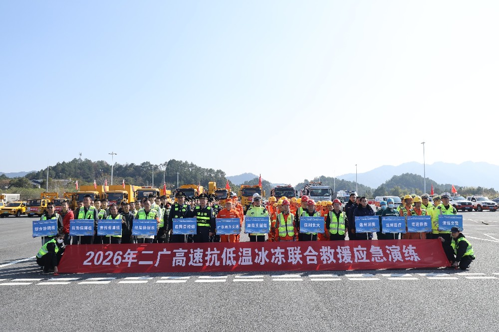 高速上的“移动充电宝”：抗冰演练里的救援充电车