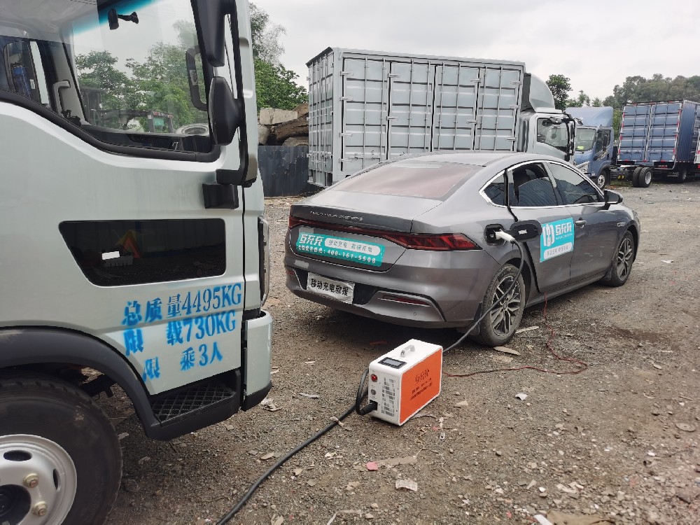 互充充在深圳南山区移动充电救援一台小货车