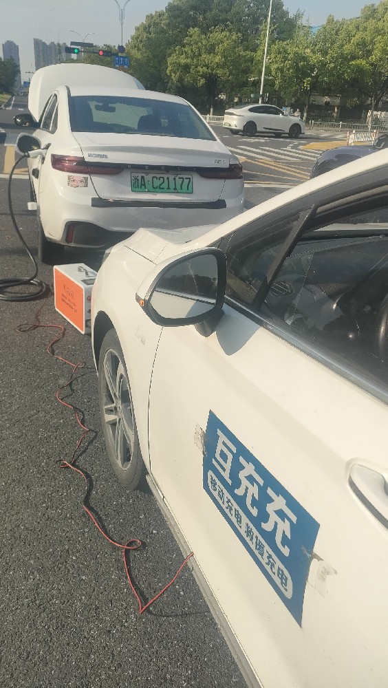 互充充在杭州余杭区移动充电救援一台小车